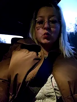 Lillyloo  online show from March 10, 2025, 5:50 pm