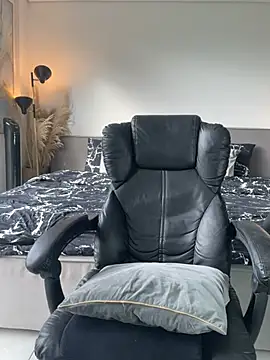 DimitriSullivan  online show from January 14, 2026, 1:06 pm