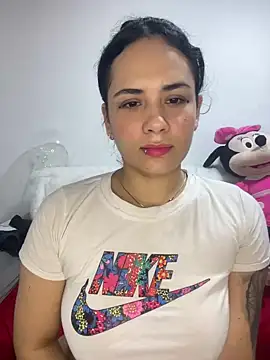 Snapshot of Leyna_Kenet chatting on December 12, 2024, 1:32 am Leyna Kenet online show from December 12, 2024, 1:32 am