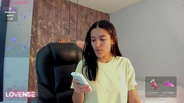 Snapshot of SKYLERWHIITEE chatting on February 6, 2025, 2:33 am SKYLERWHIITEE online show from February 6, 2025, 2:33 am