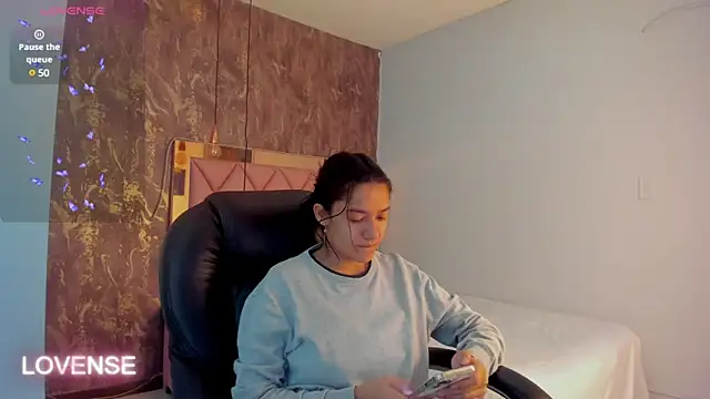 Snapshot of SKYLERWHIITEE chatting on February 9, 2025, 3:43 am SKYLERWHIITEE online show from February 9, 2025, 3:43 am