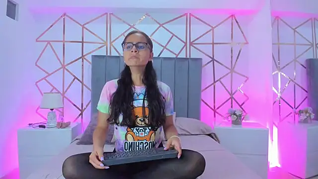 Giselle Roldan online show from January 24, 2025, 11:59 am