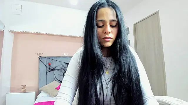 Giselle Roldan online show from October 3, 2025, 3:58 am