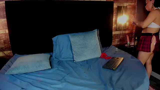 Snapshot of bella_gibson chatting on February 10, 2025, 2:37 pm bella gibson online show from February 10, 2025, 2:37 pm