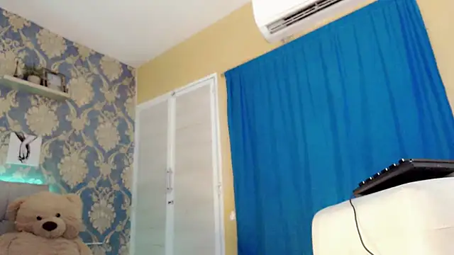 nicoledollts online show from November 29, 2025, 4:04 am