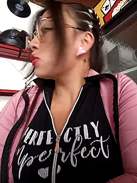 LIZ-06  online show from September 12, 2025, 4:51 pm