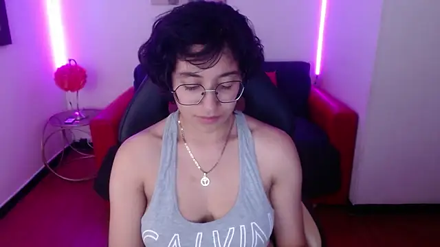 Lili Gomez  online show from February 5, 2025, 4:47 pm