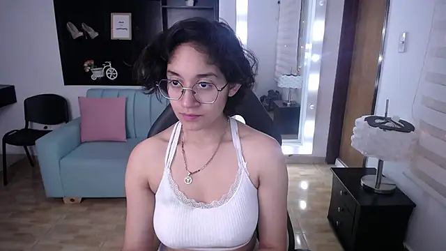 Lili Gomez  online show from March 11, 2025, 1:56 pm