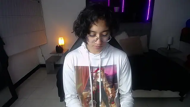 Lili Gomez  online show from March 14, 2025, 1:46 pm