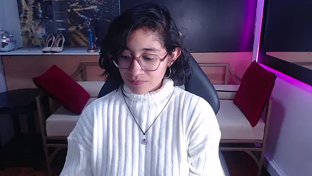 Lili Gomez  online show from September 9, 2025, 2:05 pm