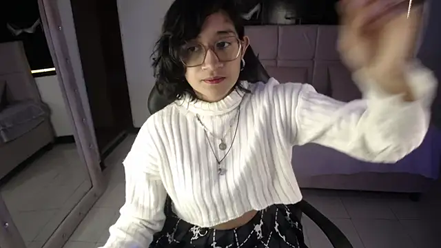 Lili Gomez  online show from September 18, 2025, 2:19 pm