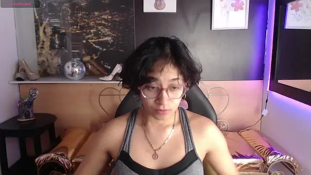 Lili Gomez  online show from October 21, 2025, 1:34 pm