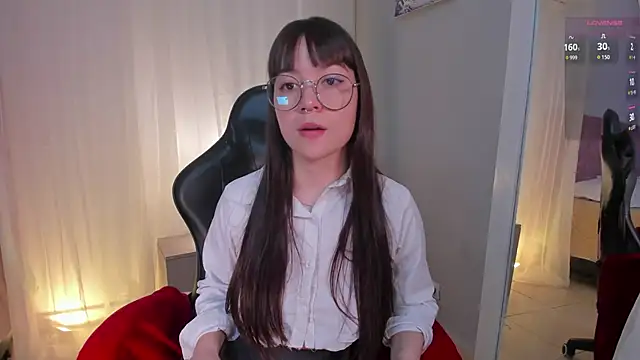 Lia Sweett  online show from November 28, 2025, 3:36 pm