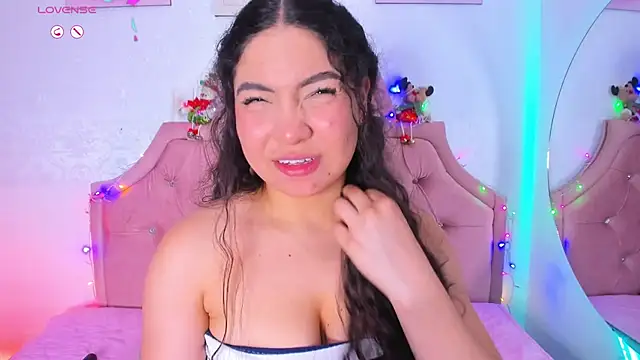 amandalee01 online show from December 5, 2025, 8:05 pm