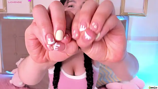 amandalee01 online show from April 7, 2026, 9:59 pm