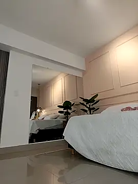 SHARONN     online show from October 14, 2025, 4:24 am