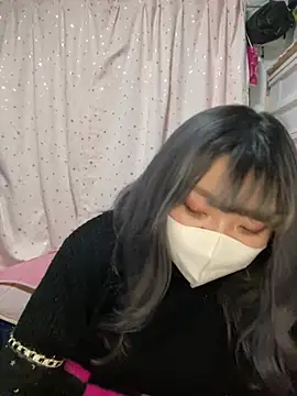 YUNA-yuna online show from February 18, 2025, 5:10 pm