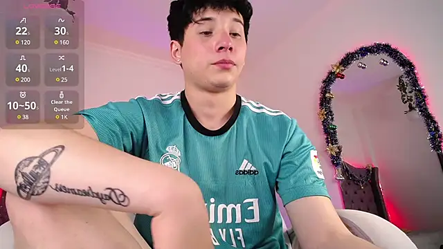 Snapshot of JustinMiller__ chatting on December 17, 2024, 7:40 am JustinMiller online show from December 17, 2024, 7:40 am