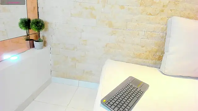 mia roldan  online show from February 15, 2025, 7:39 pm