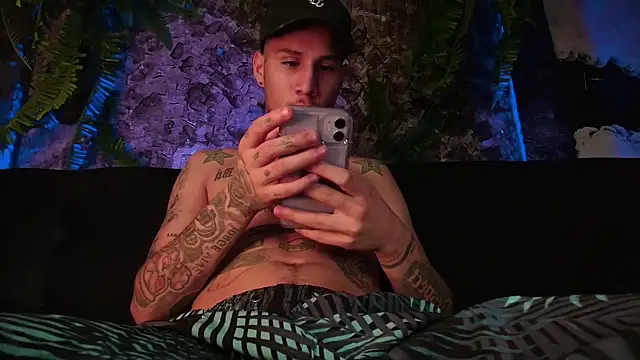 Junihn0 online show from December 22, 2024, 6:48 pm