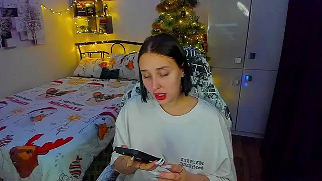 LinaTruly online show from December 17, 2025, 10:49 pm