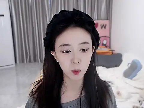 Snapshot of LOLO-yaya chatting on December 13, 2024, 8:30 am LOLO-yaya online show from December 13, 2024, 8:30 am