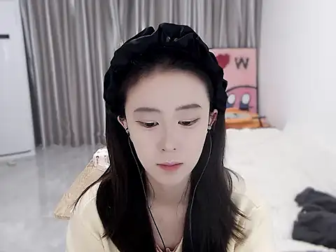 Snapshot of LOLO-yaya chatting on December 17, 2024, 7:18 am LOLO-yaya online show from December 17, 2024, 7:18 am