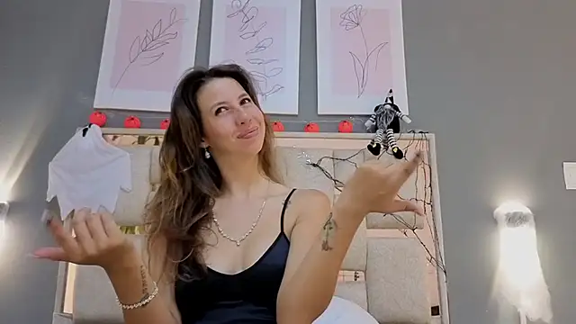 jolie lov online show from October 2, 2025, 1:07 pm