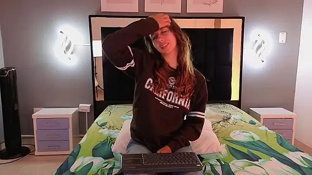 jolie lov online show from February 25, 2026, 1:21 pm