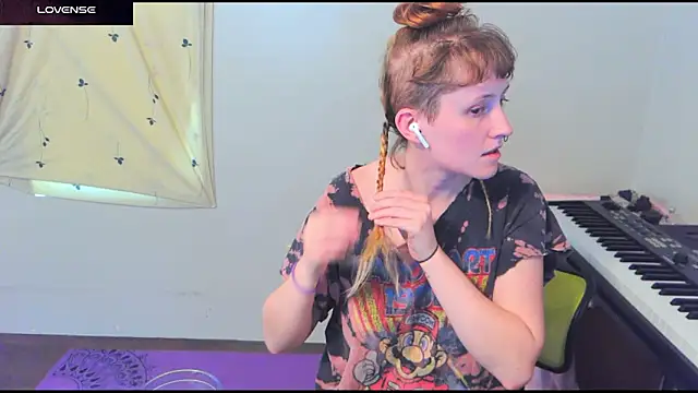  hellostormy  online show from April 25, 2026, 5:21 pm