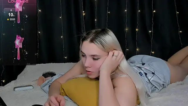 Snapshot of LadyHottCum chatting on December 13, 2024, 5:38 am LadyHottCum online show from December 13, 2024, 5:38 am