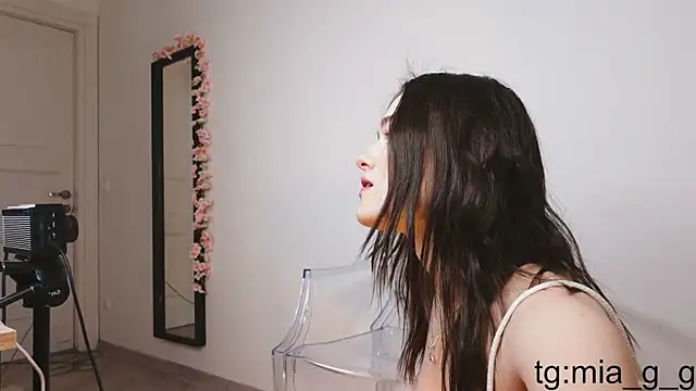 Mia Mia M online show from December 5, 2025, 6:55 am