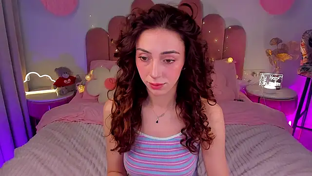 Snapshot of ElsaYoung chatting on February 1, 2025, 8:26 pm ElsaYoung online show from February 1, 2025, 8:26 pm