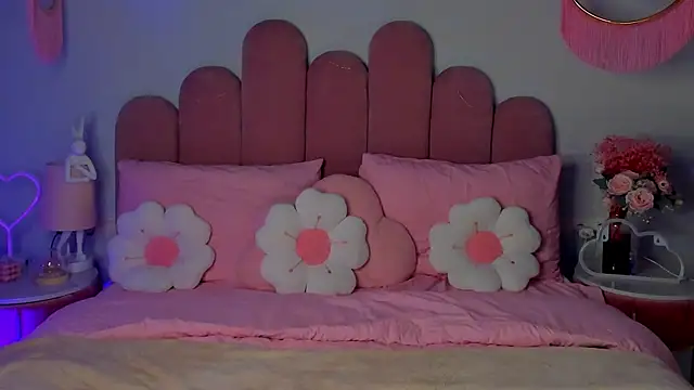 ElsaYoung online show from November 14, 2025, 8:18 pm