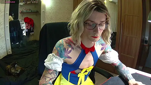 Julia dolls online show from March 11, 2025, 5:13 pm