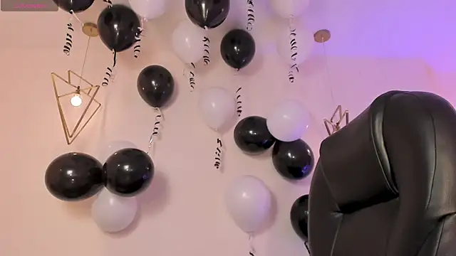 MiaFarrell  online show from November 10, 2025, 6:29 pm