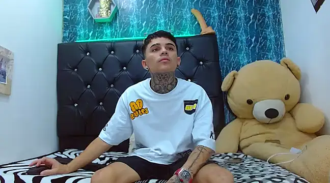 exotic hot couple online show from February 25, 2025, 9:57 pm