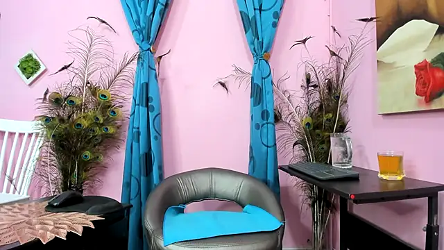 miss--flora online show from September 29, 2025, 3:06 pm