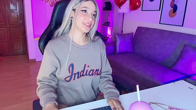 Snapshot of EmmaJhonnsson chatting on February 4, 2025, 4:05 am EmmaJhonnsson online show from February 4, 2025, 4:05 am