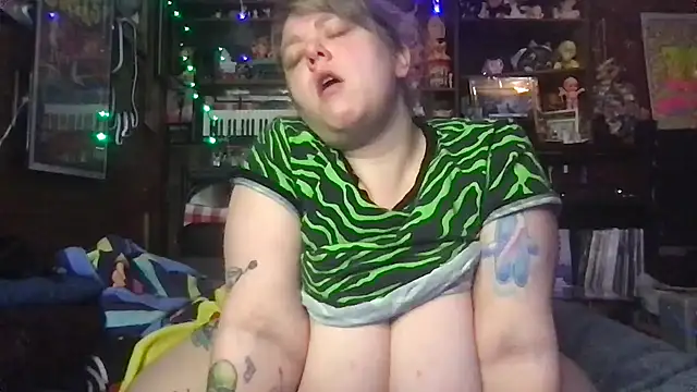 SleazeLouize online show from December 16, 2025, 4:39 am