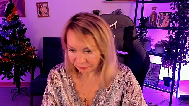 RosalindaFortuna online show from December 27, 2024, 2:33 pm