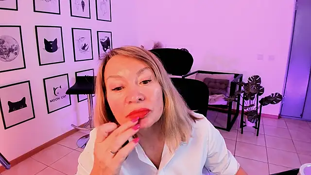 RosalindaFortuna online show from February 10, 2025, 2:16 pm