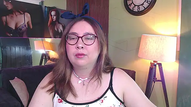 chloe prg online show from September 18, 2025, 5:53 am