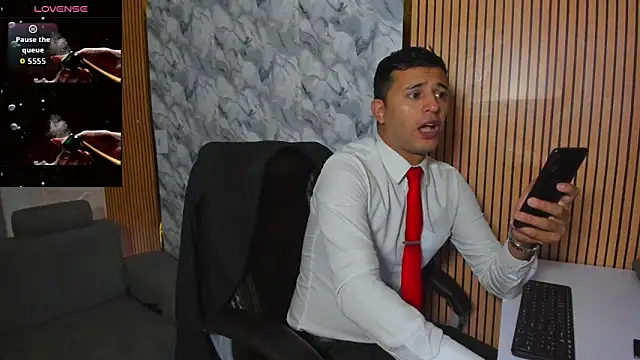 Hideintheoffice online show from December 17, 2025, 11:38 am