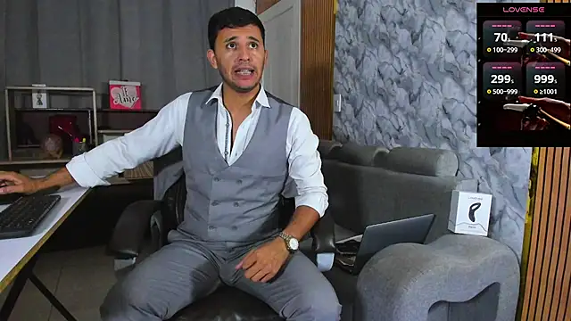 Snapshot of Hideintheoffice chatting on February 3, 2026, 5:27 am Hideintheoffice online show from February 3, 2026, 5:27 am