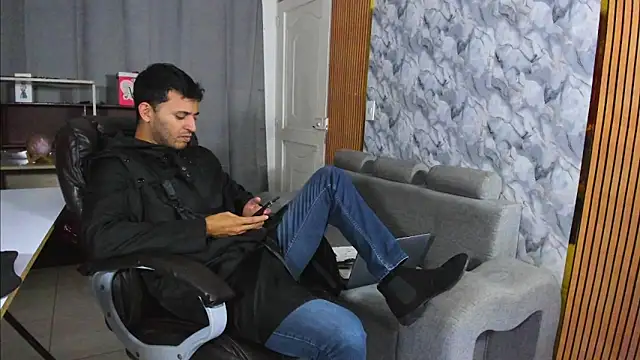 Snapshot of Hideintheoffice chatting on February 5, 2026, 3:33 am Hideintheoffice online show from February 5, 2026, 3:33 am