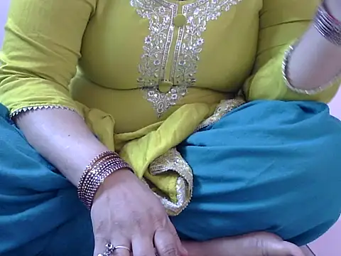 Housewife12 online show from November 13, 2025, 7:07 am