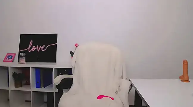 Lia Benini online show from March 2, 2025, 4:21 pm