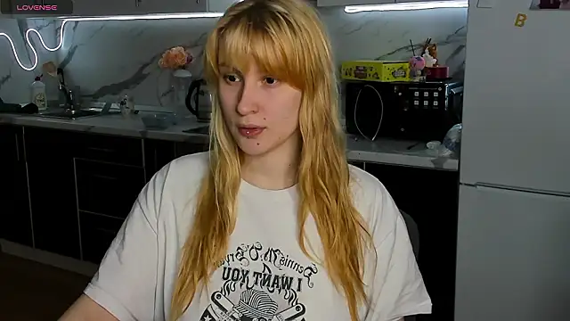 Snapshot of Sweet_white_chocolate chatting on February 9, 2026, 12:03 am Sweet white chocolate online show from February 9, 2026, 12:03 am