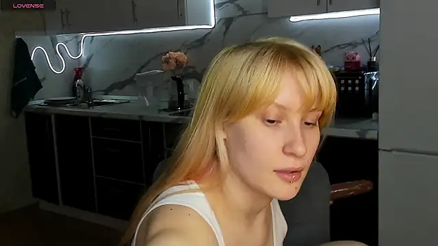 Snapshot of Sweet_white_chocolate chatting on March 2, 2026, 6:03 am Sweet white chocolate online show from March 2, 2026, 6:03 am